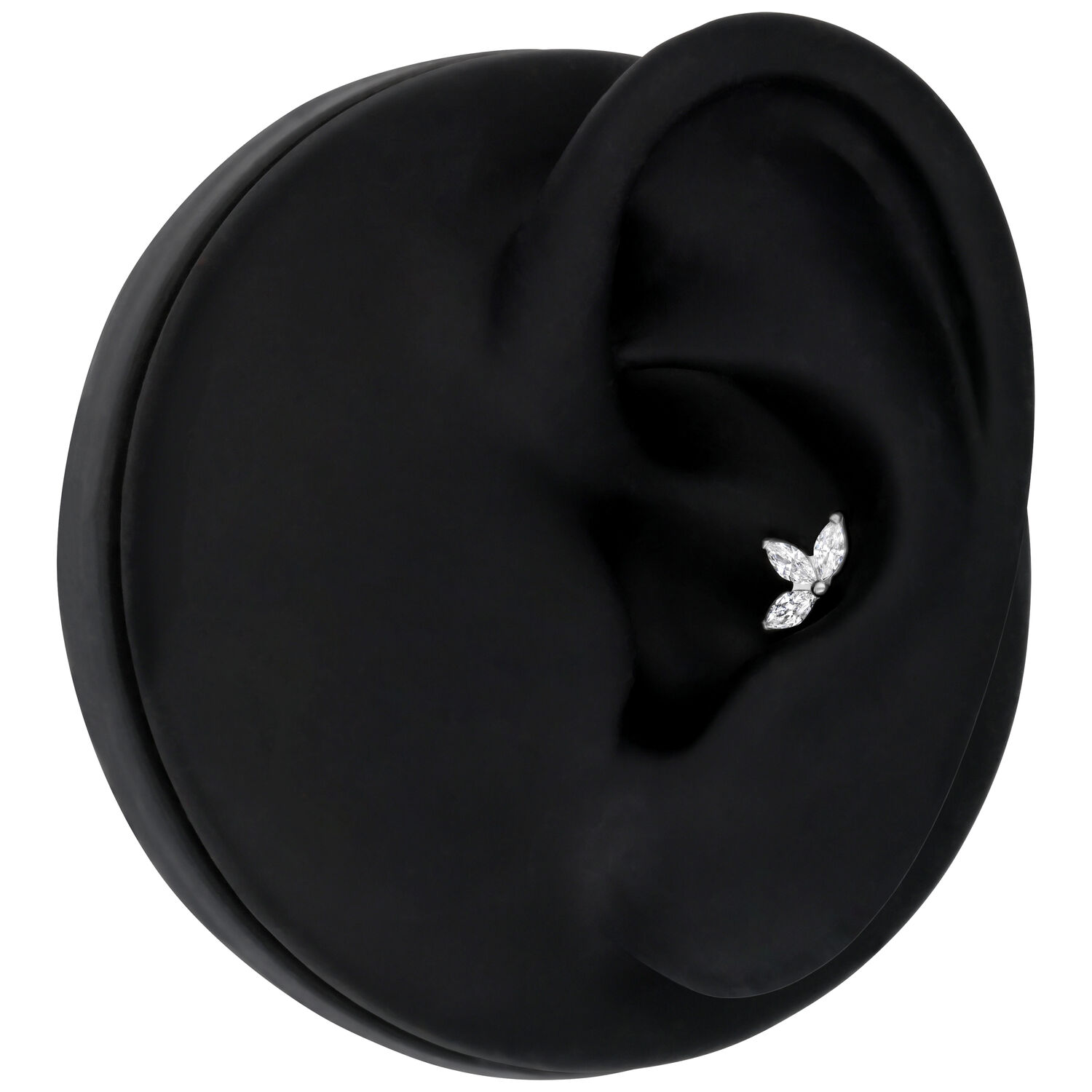 Silberner Crystal Lotus Piercingaufsatz im schwarzen Ohrmodell