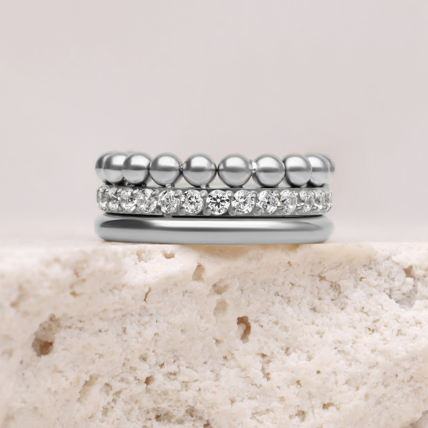 Silberner Triple Bubble Crystal Clicker mit Kristallen, 12mm, auf hellem Hintergrund