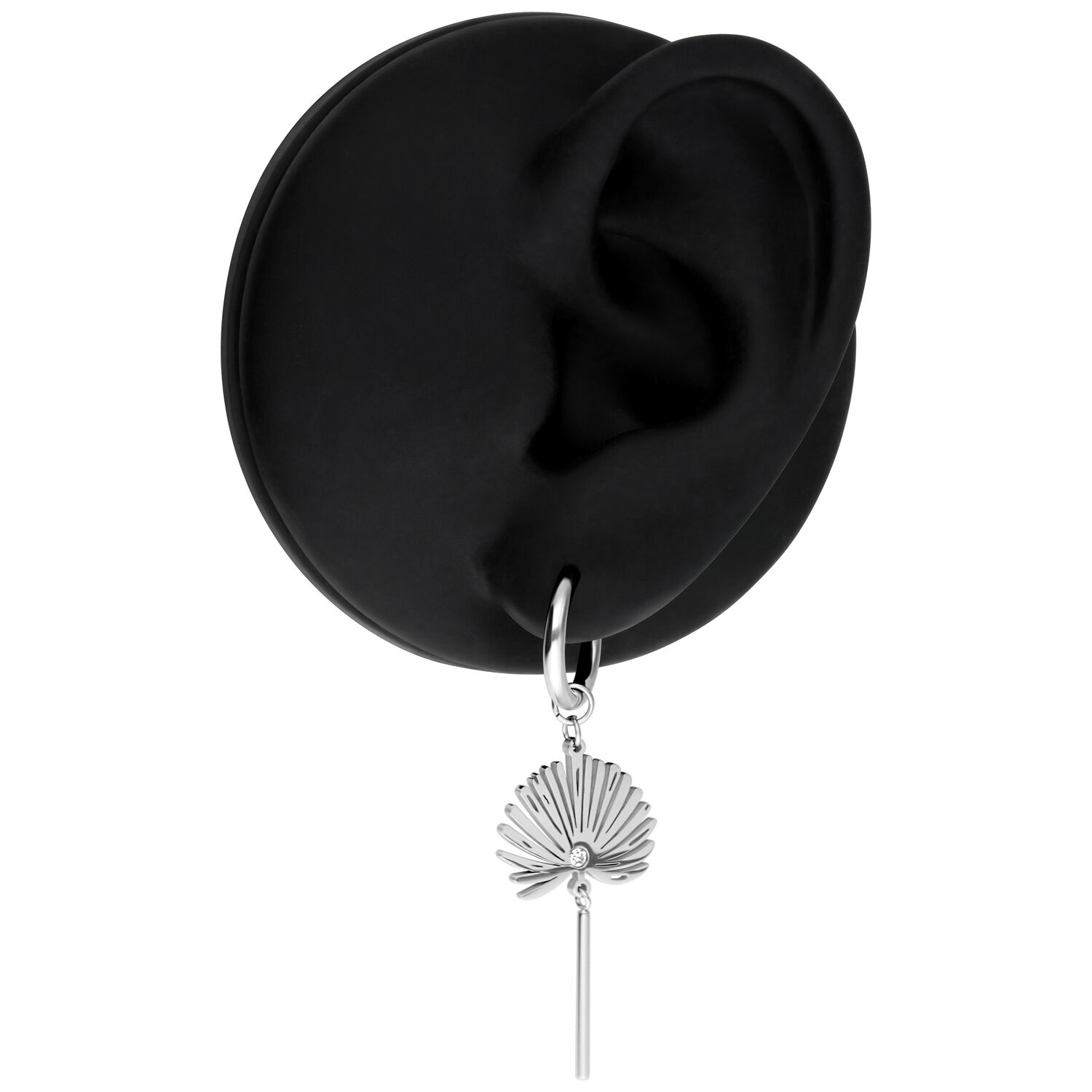 Silberner Ohrring mit Muschel-Anhänger an schwarzem Ohrmodell auf weißem Hintergrund