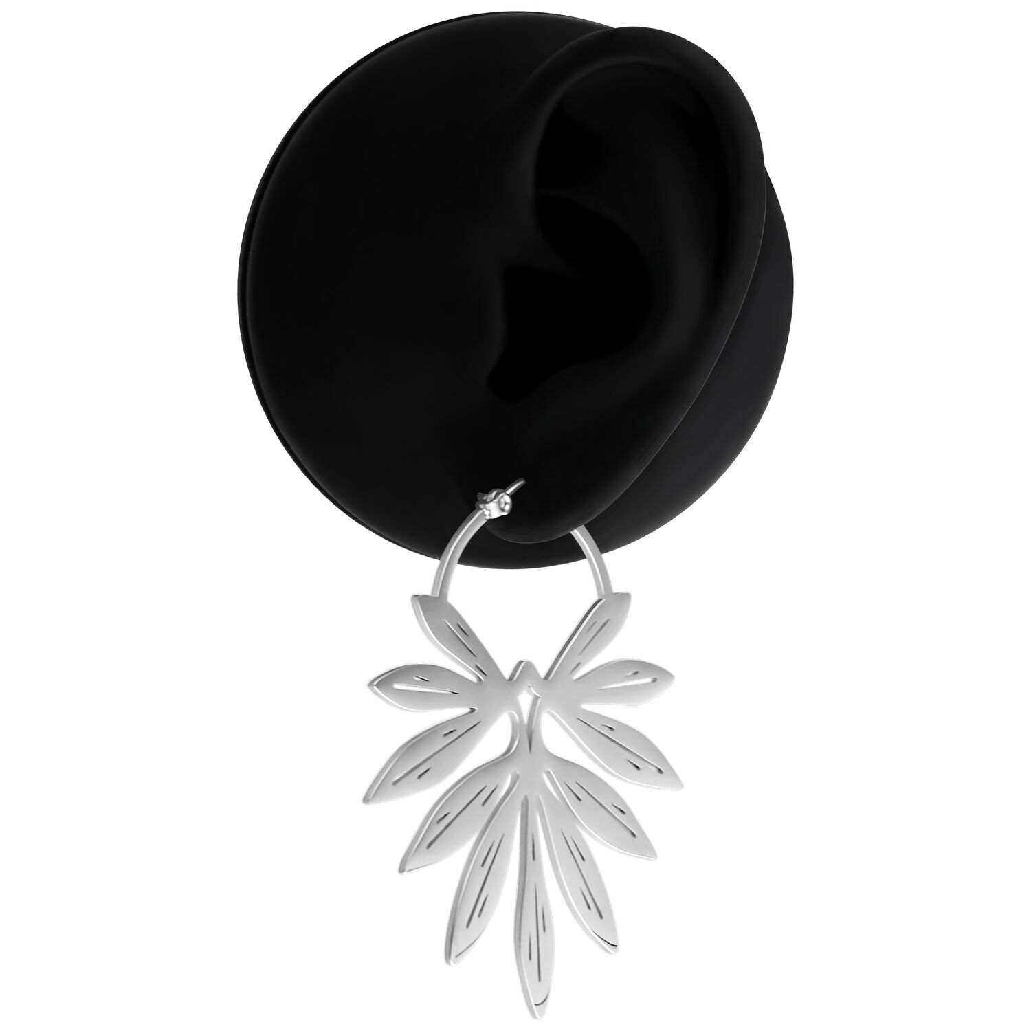 Silberne Bambus-Ohrringe Paar Silberne Ohrringe in Bambusoptik auf schwarzem Hintergrund