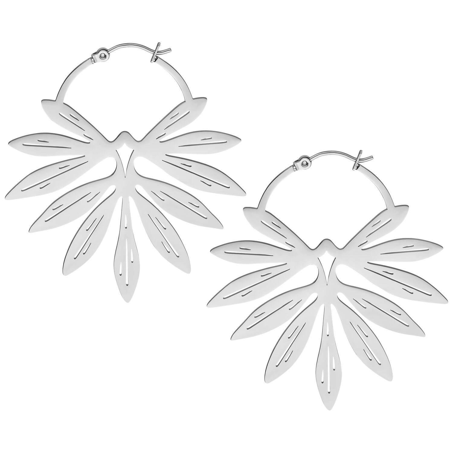 Elegante Bambus-Ohrringe aus Chirurgenstahl Silberne Bambus-Ohrringe in Form von Flügeln auf weißem Hintergrund