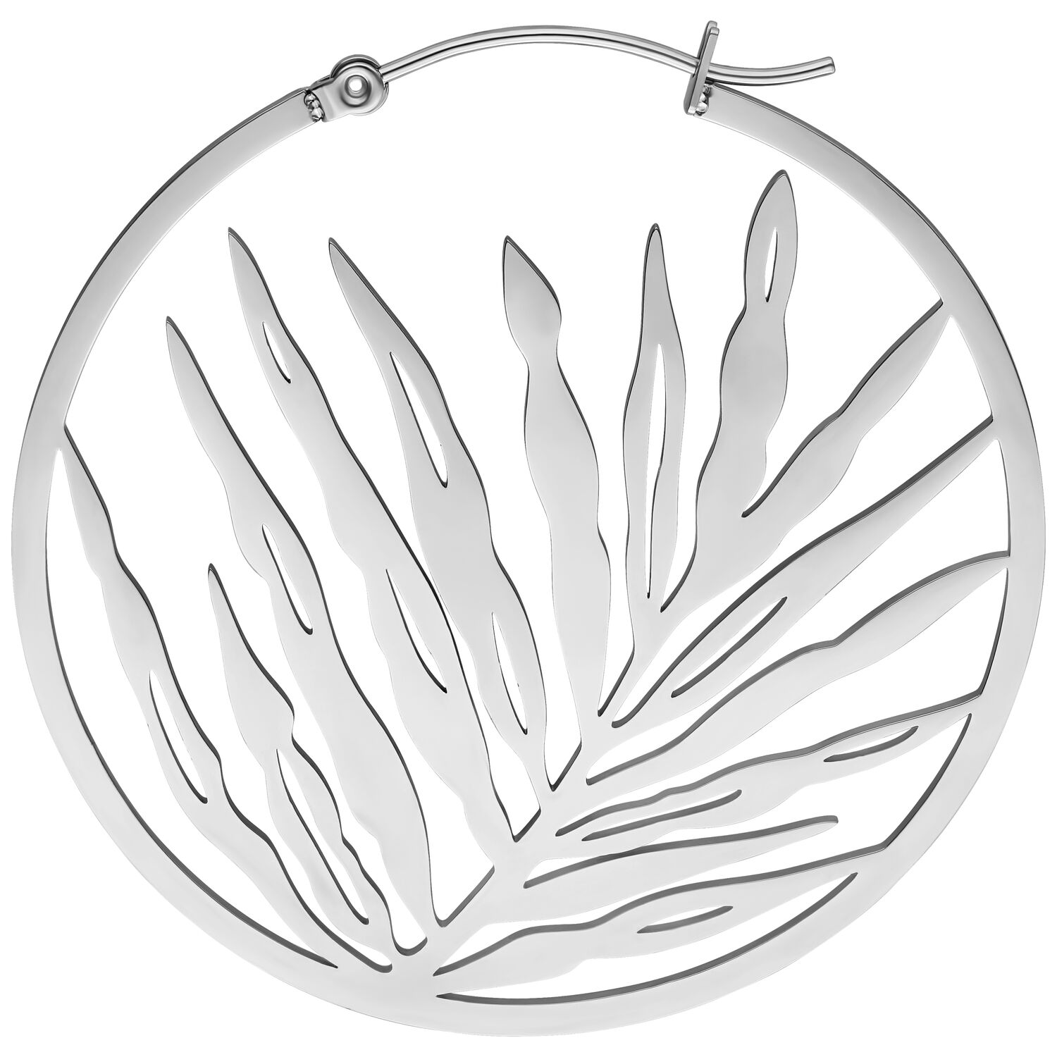 Silberne Ohrringe in Blattform auf weißem Hintergrund