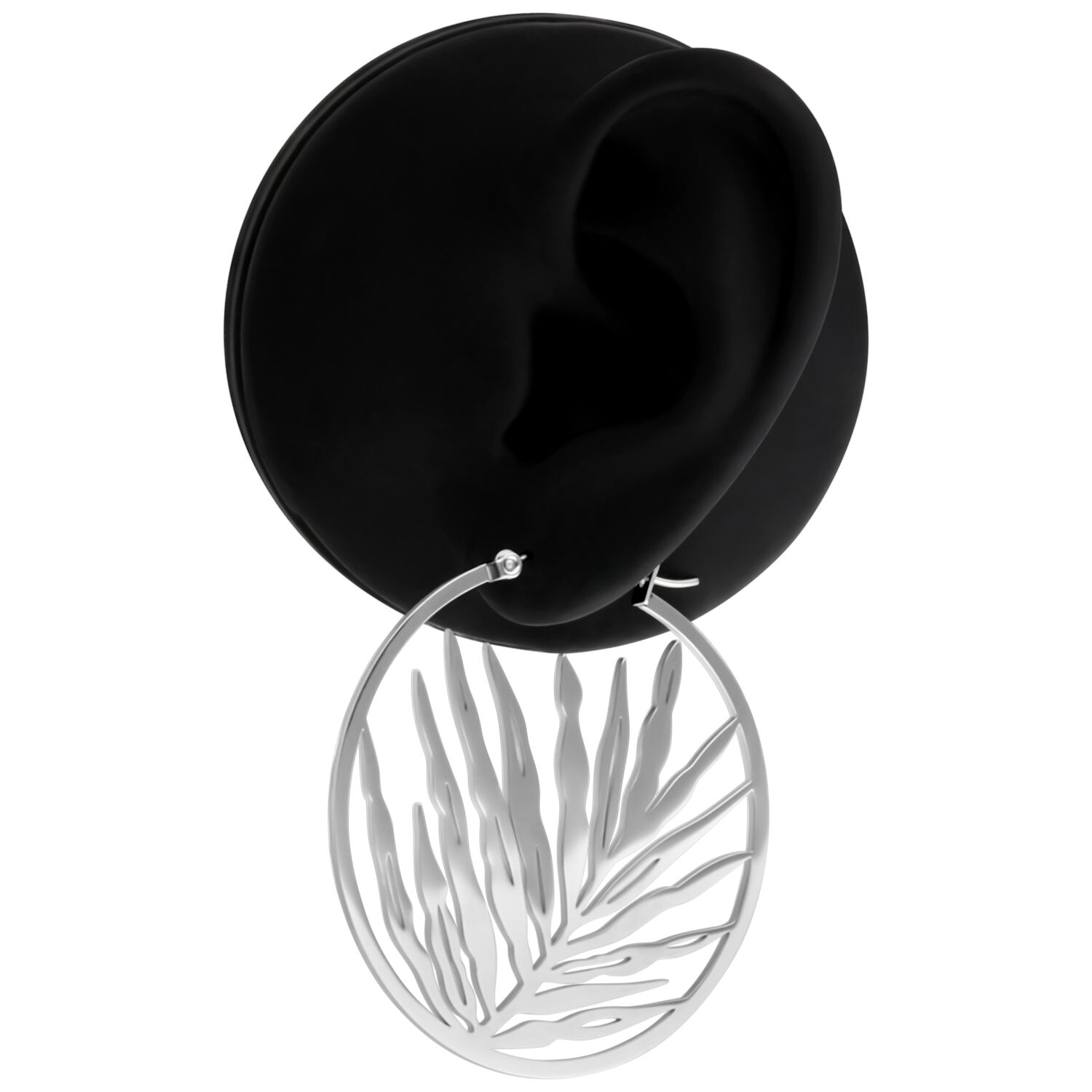 Silberne Ohrringe mit Blattdesign auf schwarzem Ohrmodell