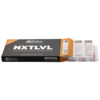 Schwarze Box mit Tattoonadeln, Markenlogo und herausgezogenen Kartuschen auf weißem Hintergrund