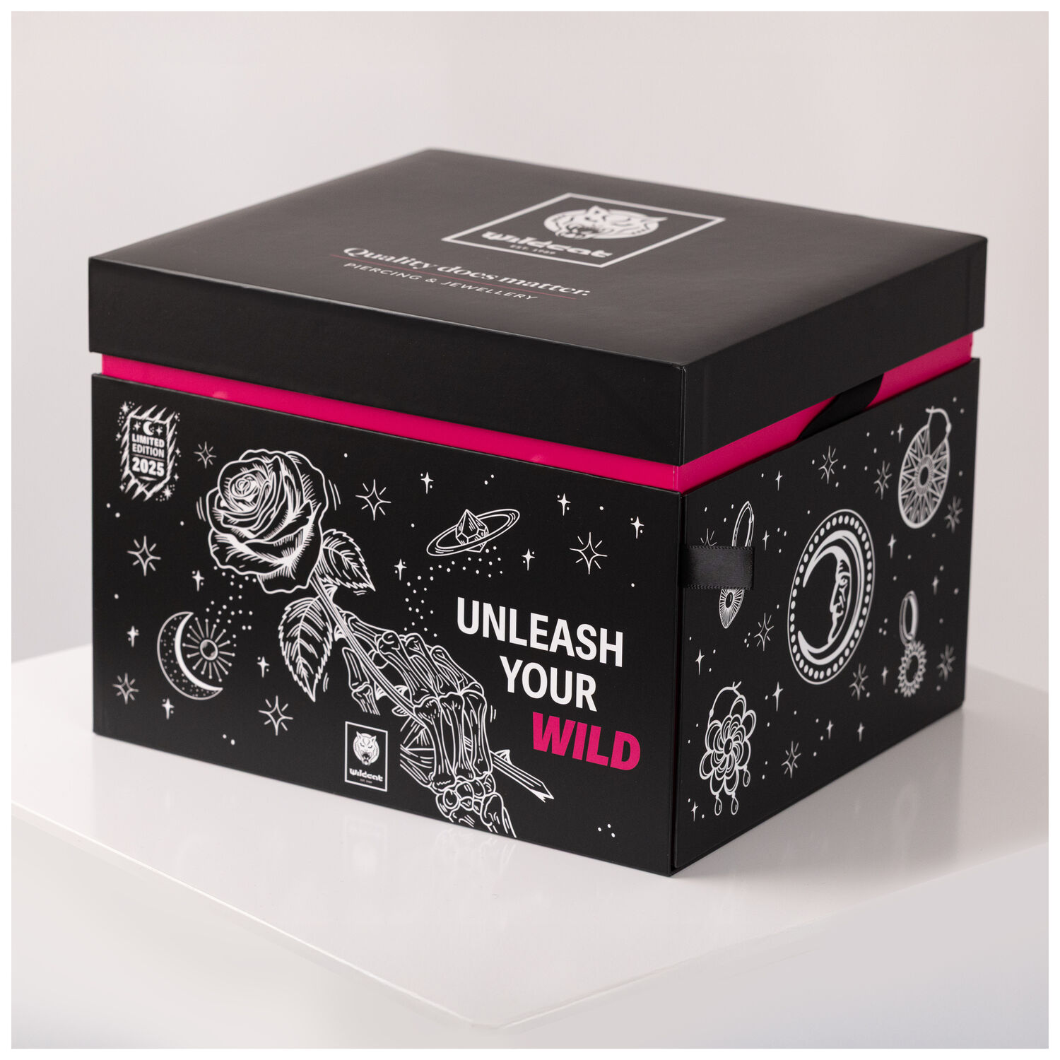 Schwarzer Wildcat Adventskalender 2025 mit weißen Illustrationen auf weißem Hintergrund