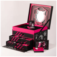 Schwarzer Wildcat Adventskalender mit offenen Schubladen und pinken Akzenten auf weißem Hintergrund