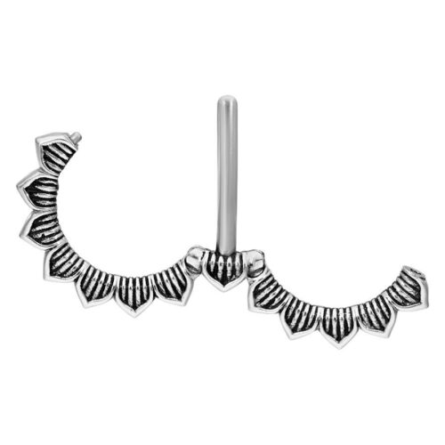 Silberner Nipple Clicker mit blumenförmigem Design aus Chirurgenstahl auf weißem Hintergrund