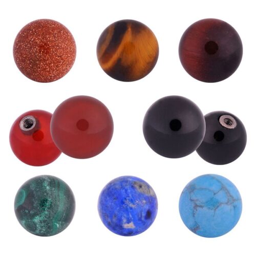 Verschiedene farbige Halbedelstein-Kugeln auf weißem Hintergrund