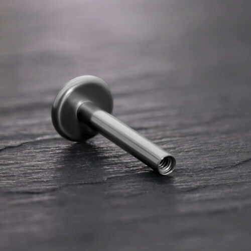 Schwarzer Titan Labret Stab mit Innengewinde auf schwarzem Hintergrund
