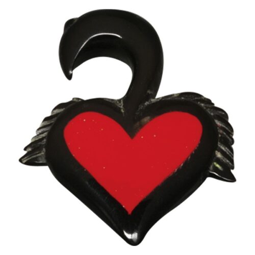 Rotes Herzpiercing mit schwarzem Sichelhaken aus Horn auf weißem Hintergrund