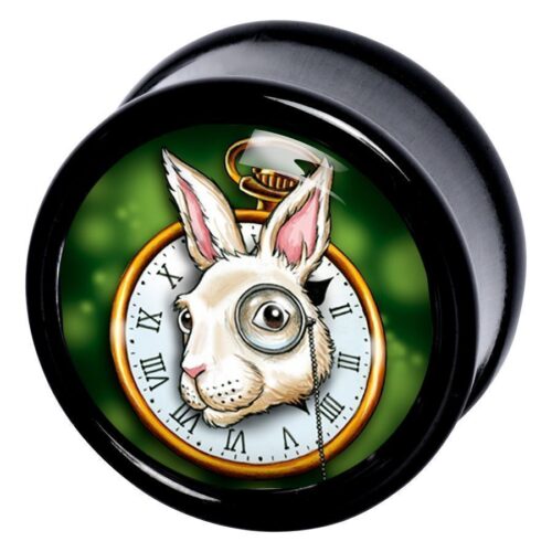 Schwarzer Plug mit weißem Hasen und Uhr auf grünem Hintergrund