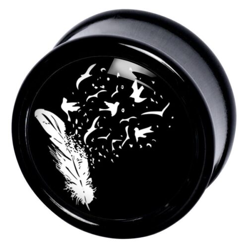 Schwarzer Plug aus PMMA mit weißem Feder- und Vogelmotiv auf schwarzem Hintergrund