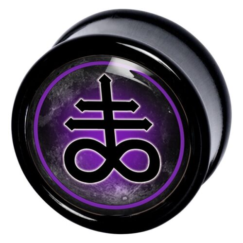 Schwarzer Plug mit lila und schwarzem Leviathan-Symbol auf weißem Hintergrund