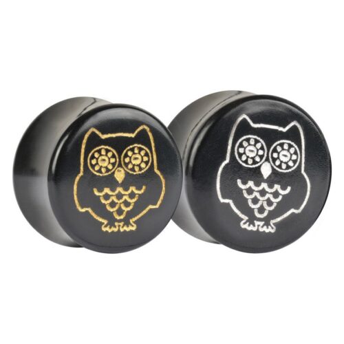 Zwei runde Hornplugs mit Eulendesign in Gold und Platin auf weißem Hintergrund