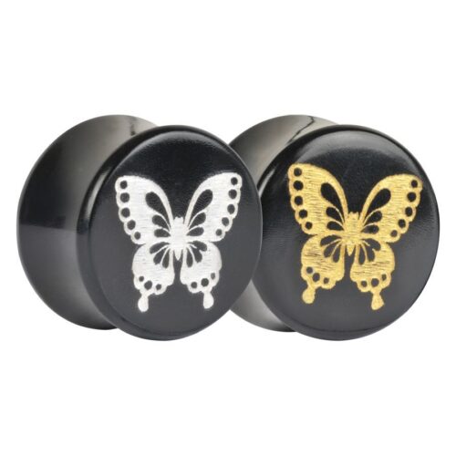 Zwei schwarze Hornplugs mit goldener und platinfarbener Schmetterlingsgravur auf weißem Hintergrund