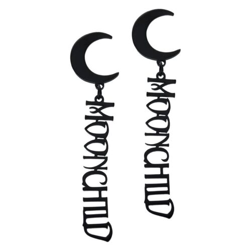 Schwarze Ohrstecker aus Chirurgenstahl mit Mond- und Schriftzug-Design auf weißem Hintergrund