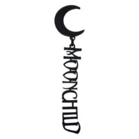 Schwarze Ohrstecker mit Mondmotiv und 'Moonchild' Schriftzug auf weißem Hintergrund