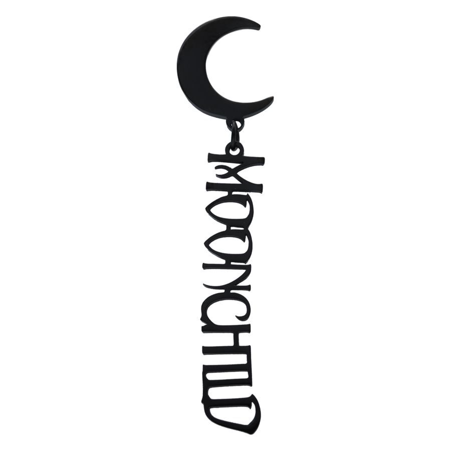 Schwarze Ohrstecker mit Mondmotiv und 'Moonchild' Schriftzug auf weißem Hintergrund