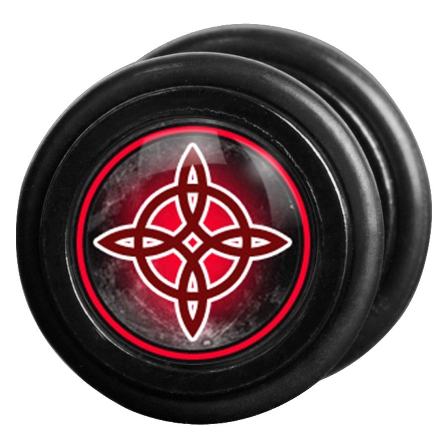 Schwarzer Witches Knot Fake Plug aus Stahl Schwarzer Fake Plug mit rotem Witches Knot Design auf weißem Hintergrund