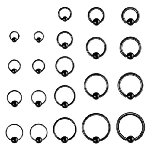 Verschiedene Größen von schwarzen Titan Klemmkugelringen auf weißem Hintergrund