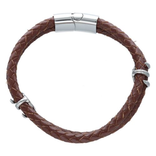 Geflochtenes braunes Kunstlederarmband mit silbernem Magnetverschluss auf weißem Hintergrund