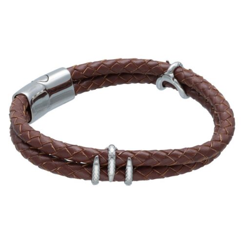 Braunes geflochtenes Kunstlederarmband mit silberner Metallschließe auf weißem Hintergrund