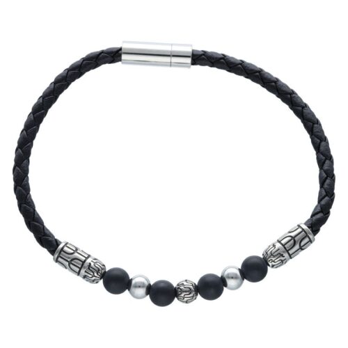 Unisex Armband aus schwarzem Kunstleder mit silbernen Metallperlen auf weißem Hintergrund