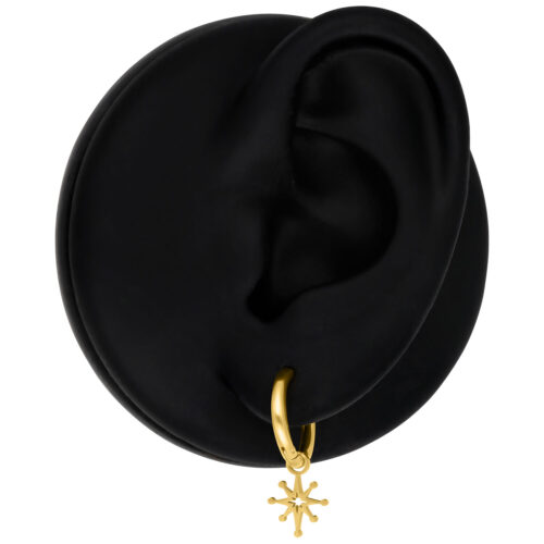 Goldene Mini Polar Star Hoops am schwarzen Ohrmodell vor neutralem Hintergrund