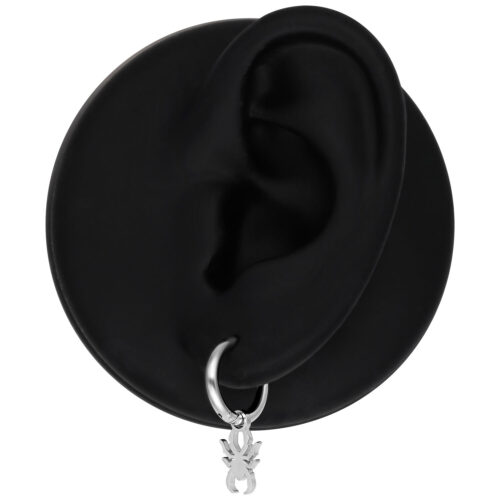 Silberne Mini Spider Hoops Ohrring an einem schwarzen Modell-Ohr