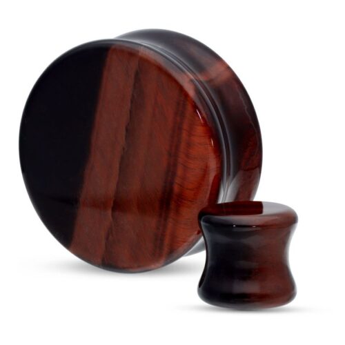 Runder, rotbrauner Stein Plug auf weißem Hintergrund