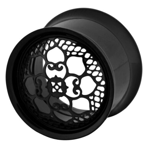 Schwarzer Tunnel aus Chirurgenstahl mit filigranem Muster auf weißem Hintergrund