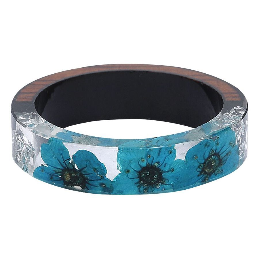 Runder Harzring mit blauen Blumen auf weißem Hintergrund