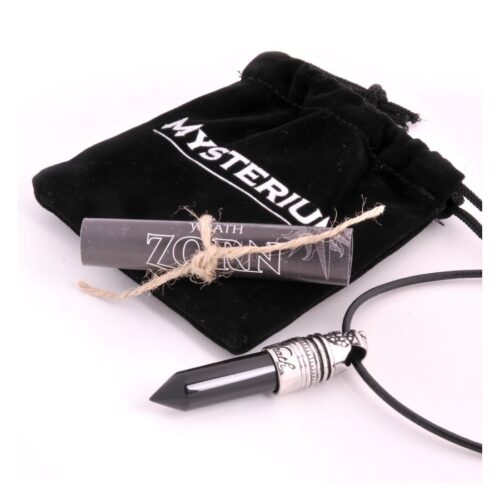 Schwarze Kette mit silbernem Anhänger auf weißem Hintergrund, samtiger Beutel