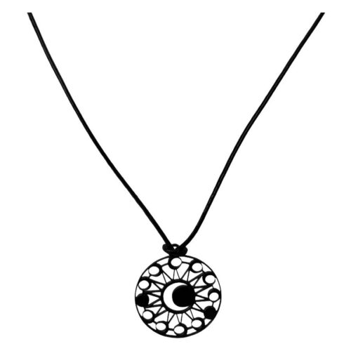 Schwarze Kette mit rundem Anhänger aus Chirurgenstahl auf weißem Hintergrund