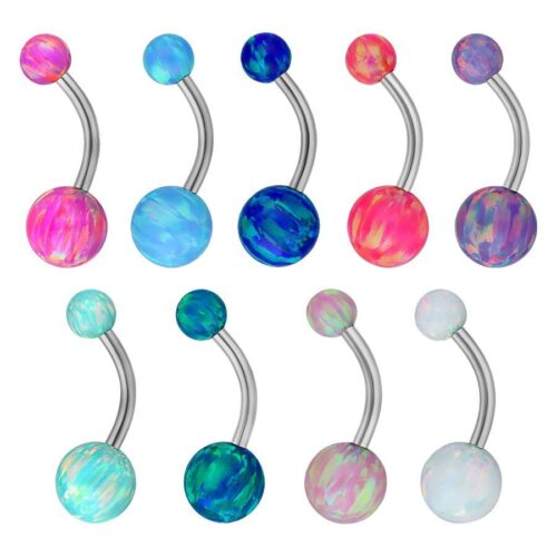 Bauchnabelpiercing mit bunten synthetischen Opalkugeln auf weißem Hintergrund