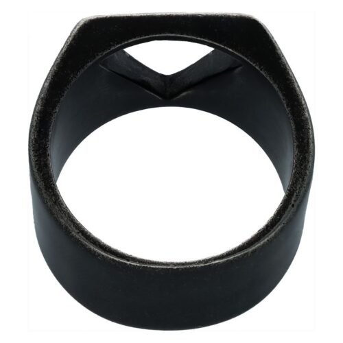 Schwarzer Ring mit dreieckigem Design auf weißem Hintergrund