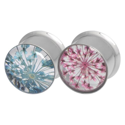 Zwei runde Plugs mit echten Blumen in Blau und Pink auf silbernem Chirurgenstahl