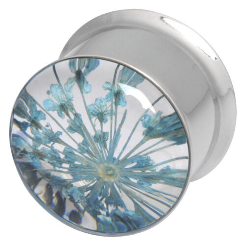 Silberner Plug mit blauer Blumenverzierung und klarem Glaseinsatz auf weißem Hintergrund