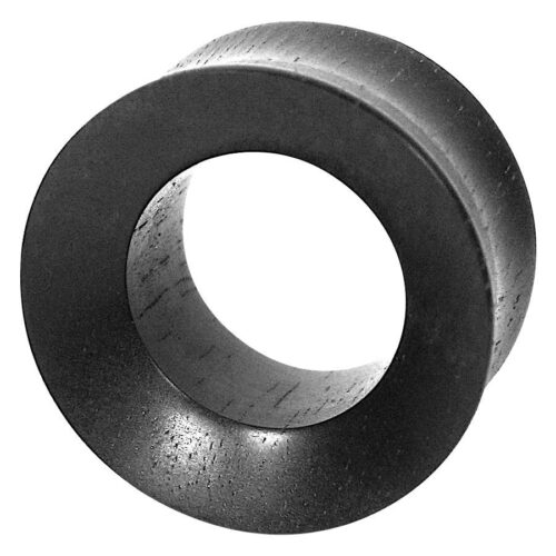 Runder, schwarzer Holzplug aus Ebenholz auf weißem Hintergrund