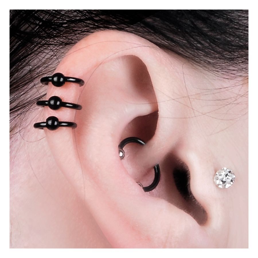 Ohr mit schwarzen Ohrsteckern aus Chirurgenstahl und kleinem Kristall