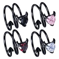 Vier schwarze Devil Heart Ringe aus Chirurgenstahl mit Kristallen in Schwarz, Rosa, Rot und Kristallklar auf weißem Hintergrund