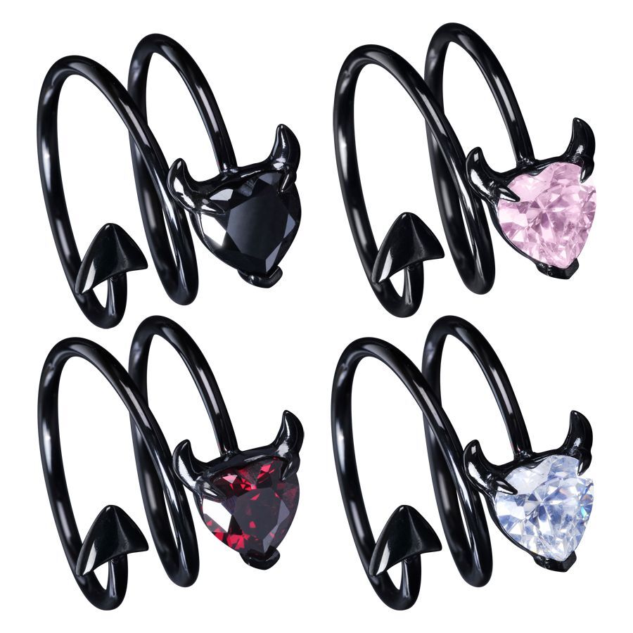 Vier schwarze Devil Heart Ringe aus Chirurgenstahl mit Kristallen in Schwarz, Rosa, Rot und Kristallklar auf weißem Hintergrund