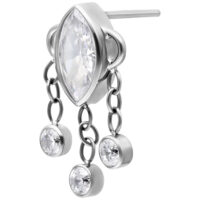 Silberner Ohraufsatz mit drei hängenden Kristallen auf weißem Hintergrund