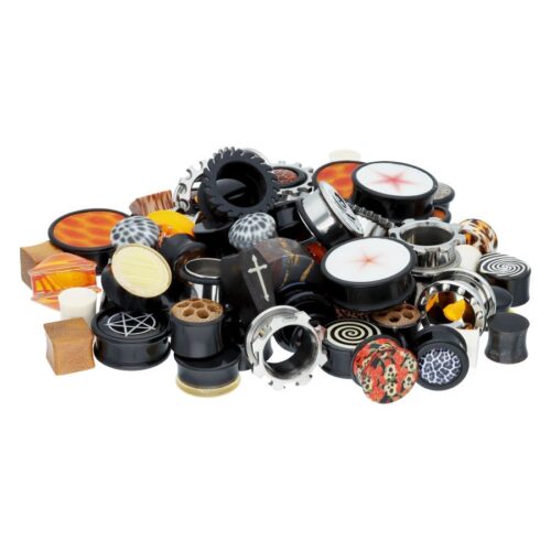 Buntes Halloween Piercing Set mit verschiedenen Materialien auf weißem Hintergrund