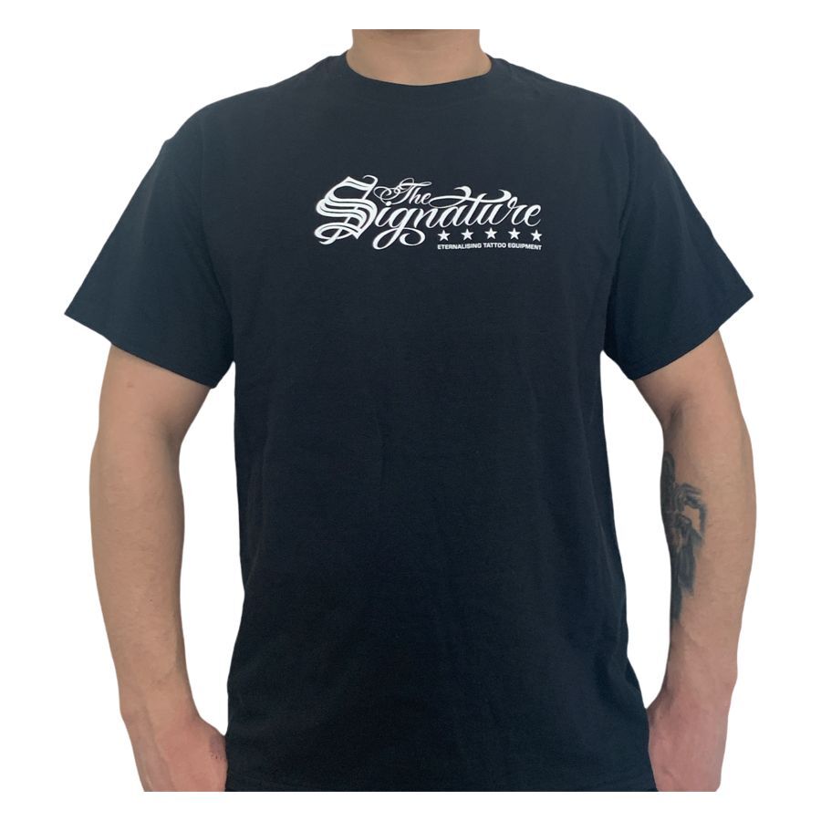 Schwarzes T-Shirt von Wildcat mit weißem Schriftzug 'The Signature', getragen von einer Person