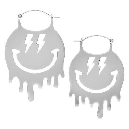 Paar silberne Smiley Creolen mit Blitzmotiv auf weißem Hintergrund