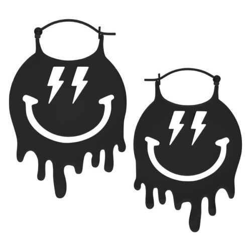 Schwarze Creolen mit Smiley-Motiv und Blitz auf weißem Hintergrund