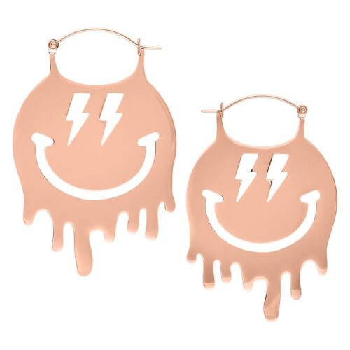 Roségoldene Ohrringe mit Smiley-Motiv und Blitzdesign auf weißem Hintergrund
