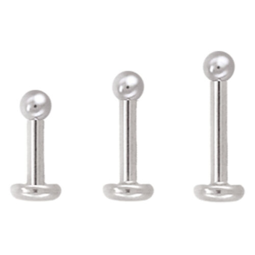 Drei silberne Labrets aus Titan mit Kugel auf weißem Hintergrund