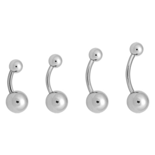 Vier silberne Titan Bauchnabelpiercings auf weißem Hintergrund